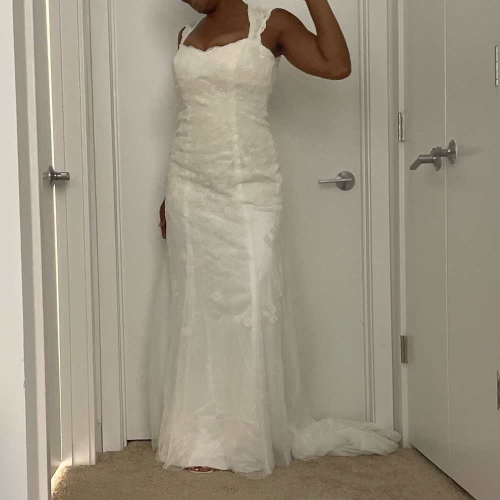 Beautiful Ivory/ Off white Eyelet Back David’s Bridal Wedding Gown with train